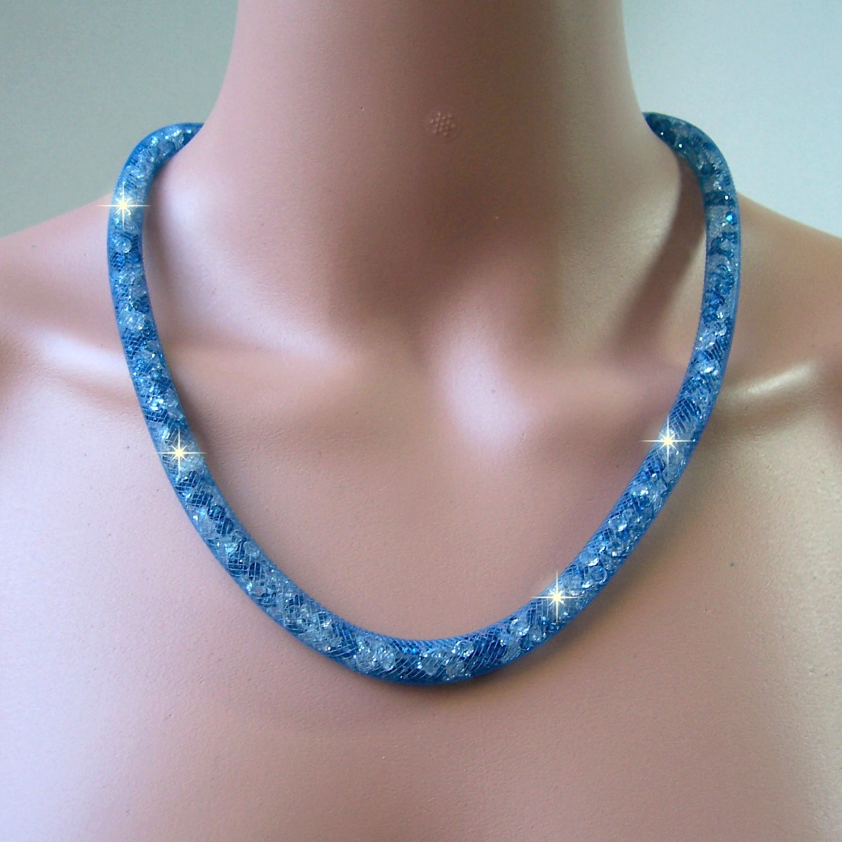 K2247# Collier 58cm lang Strasskristalle blau in 3D-Netzschlauch
